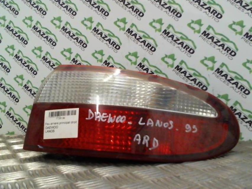 Luz trasera principal derecha (luces)
