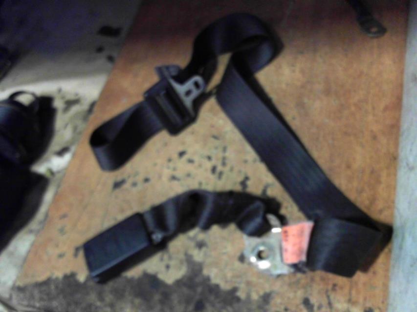 Attache ceinture arriere centrale