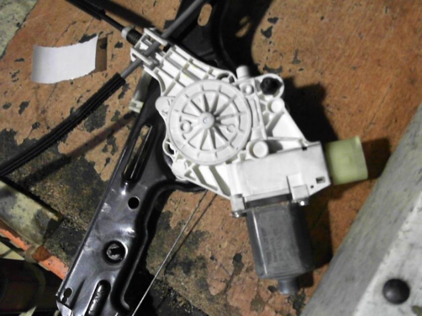 Motore alzacristalli anteriore sinistro