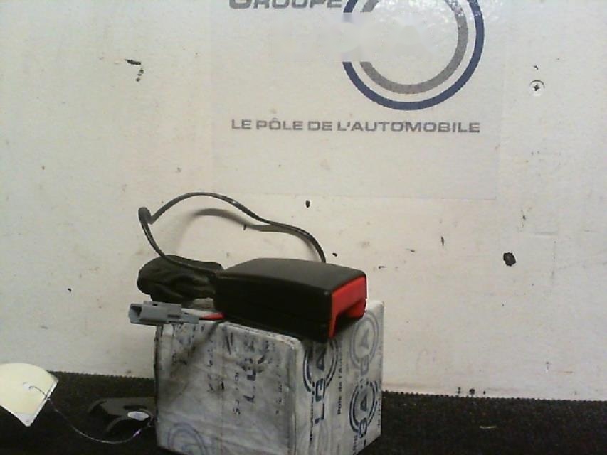 Attache ceinture arriere droit