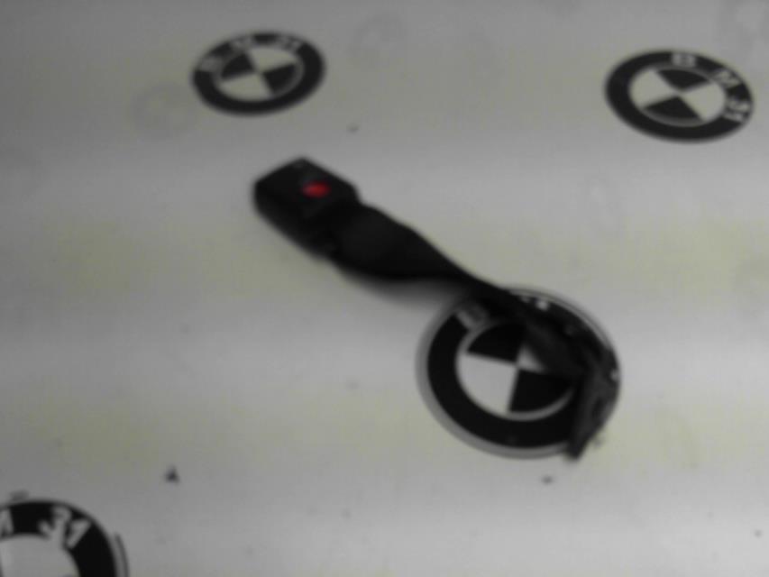 Attache ceinture arriere centrale