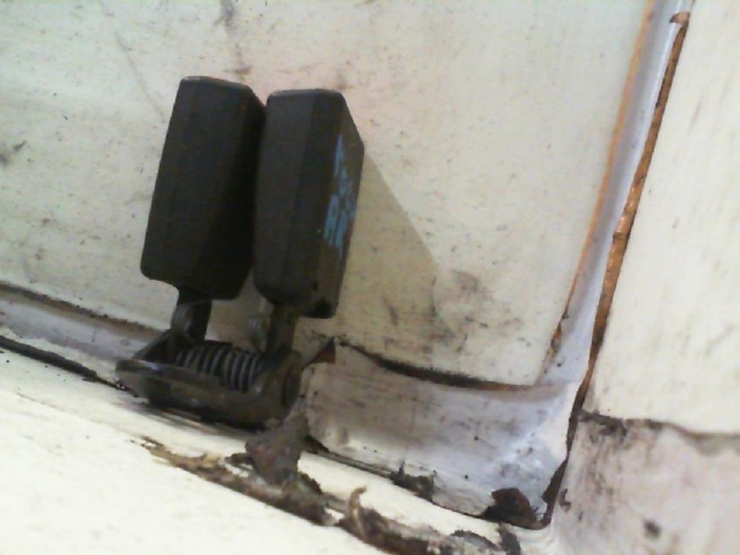 Attache ceinture arriere centrale