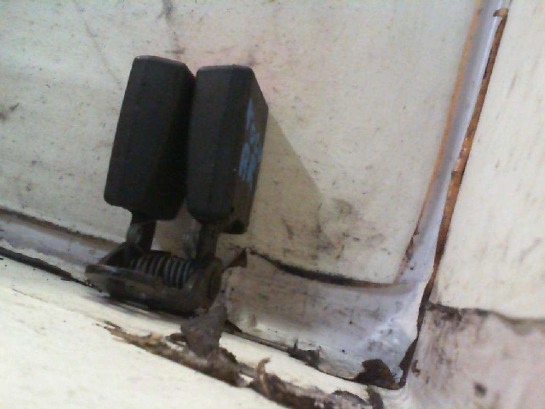 Attache ceinture arriere centrale