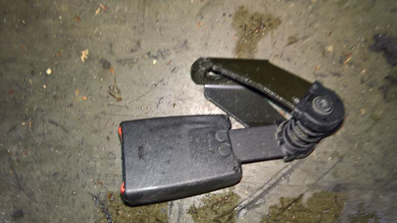 Attache ceinture arriere gauche