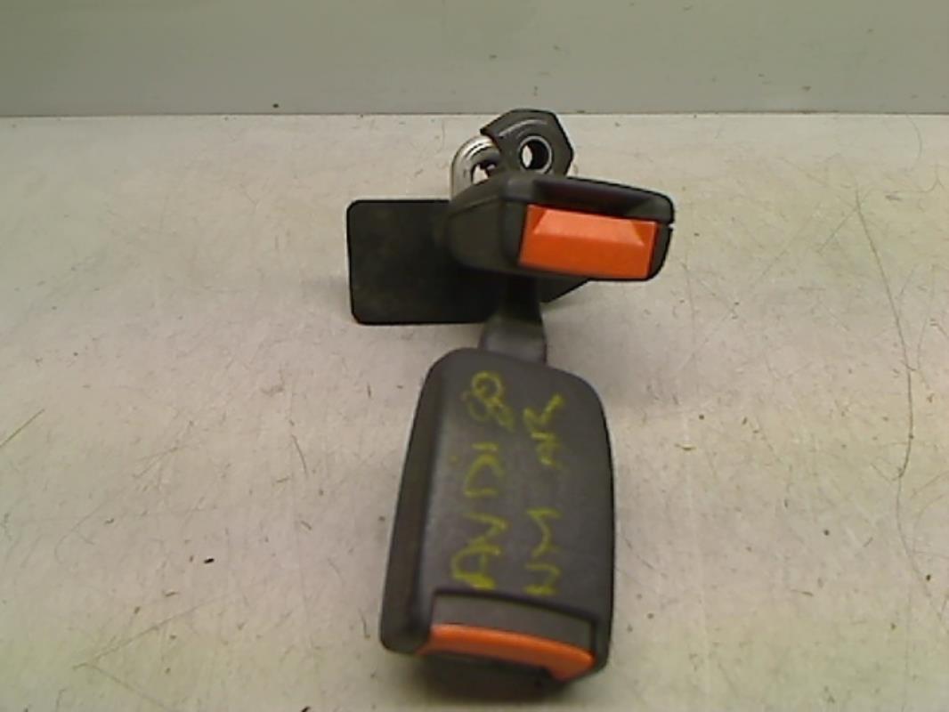 Attache ceinture arriere centrale