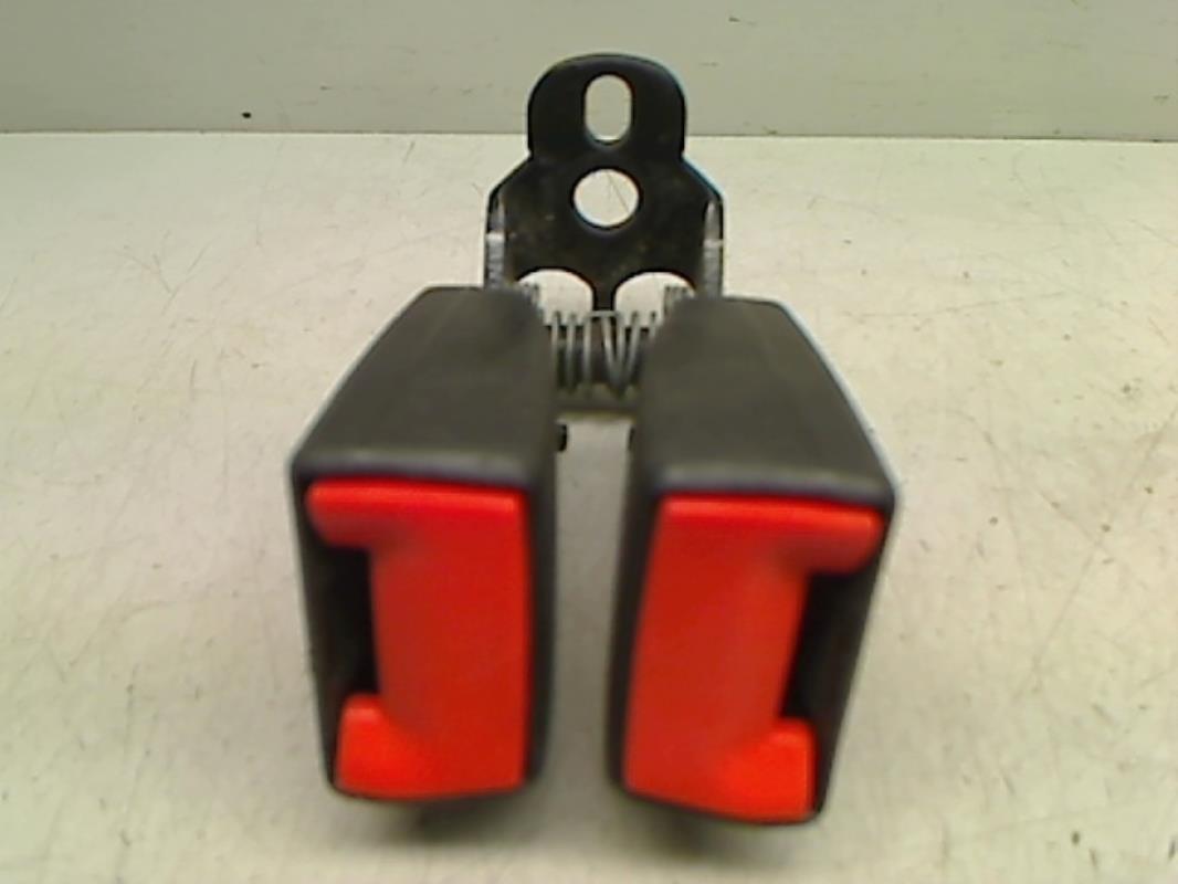 Attache ceinture arriere centrale