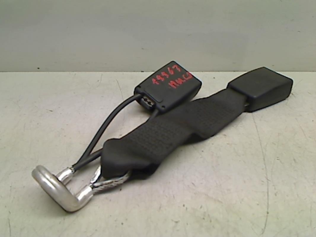Attache ceinture arriere centrale