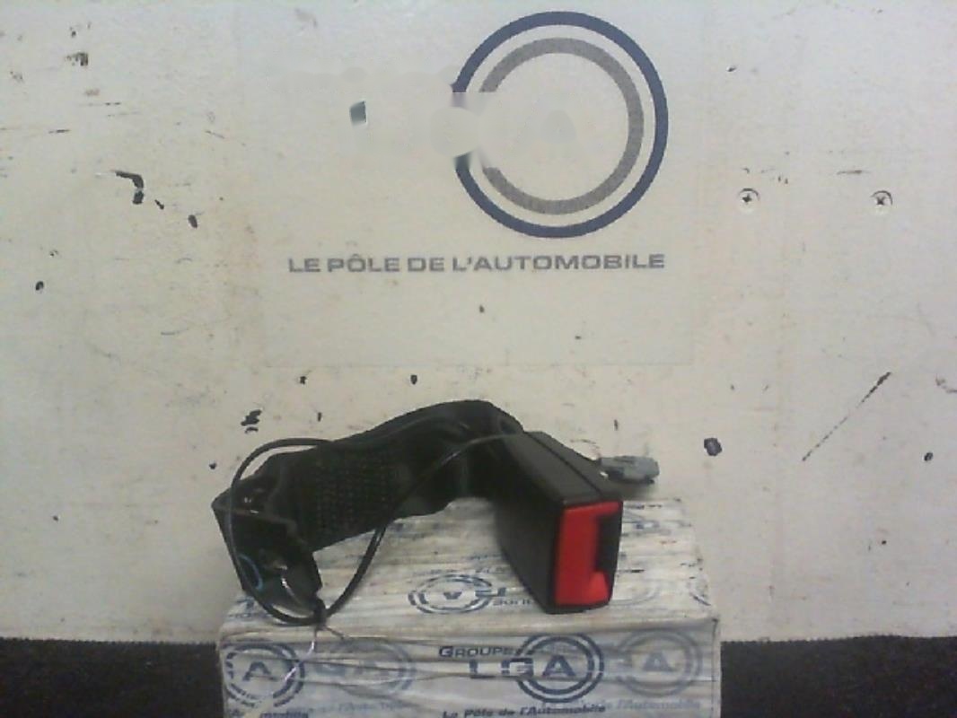 Attache ceinture arriere droit