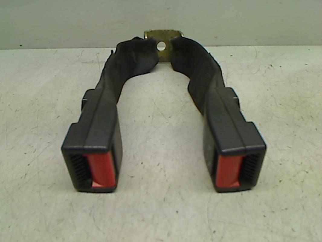 Attache ceinture arriere centrale