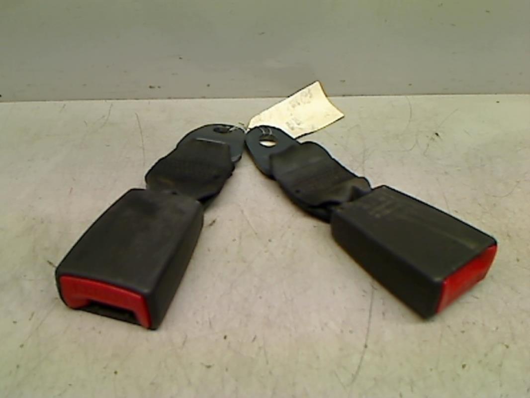 Attache ceinture arriere centrale
