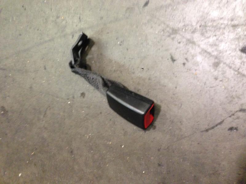 Attache ceinture arriere gauche