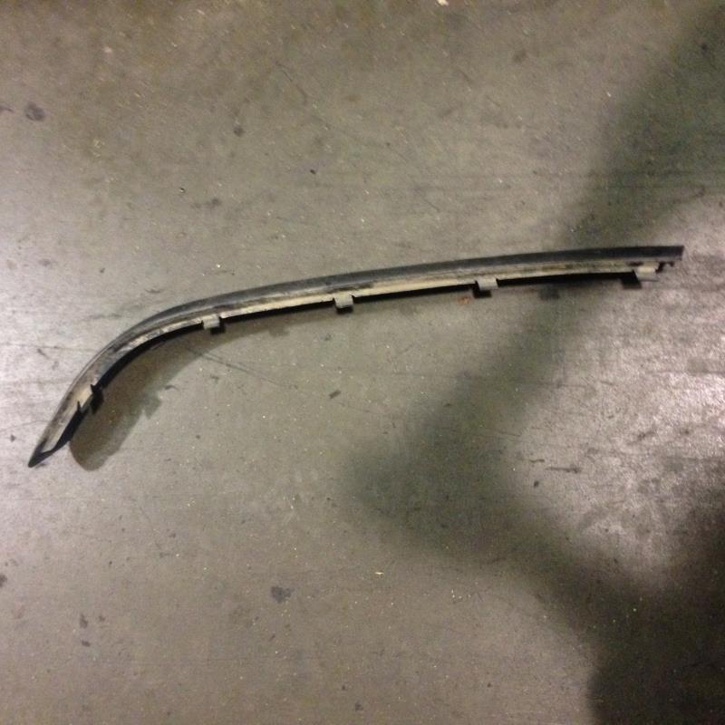 Front bumper splitter molding