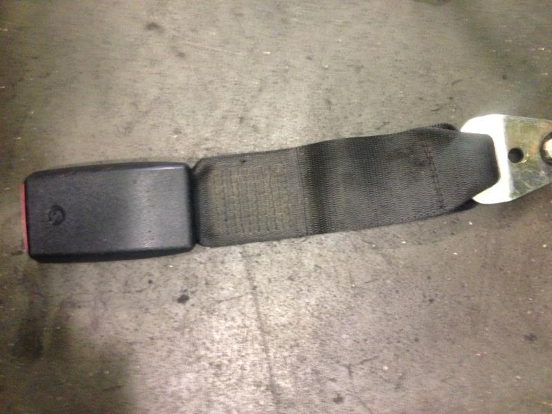 Attache ceinture arriere centrale
