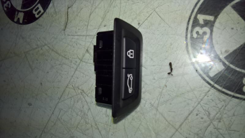 Tailgate/boot open switch button