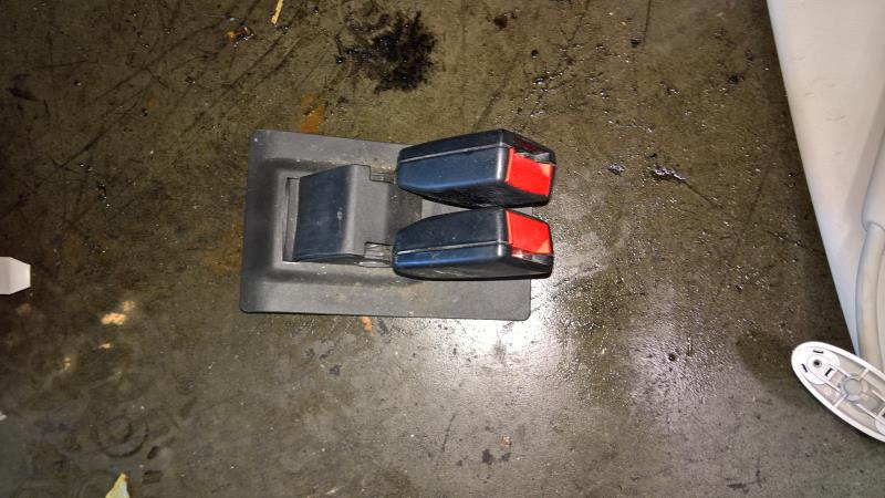 Attache ceinture arriere centrale