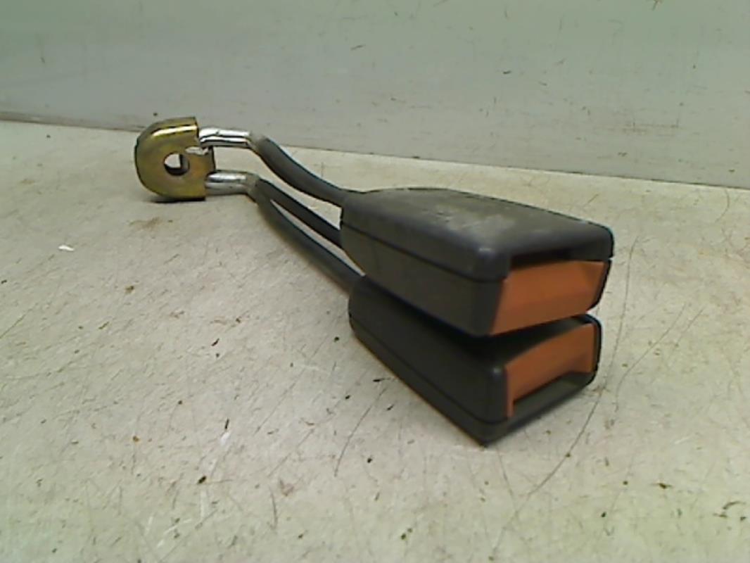 Attache ceinture arriere centrale