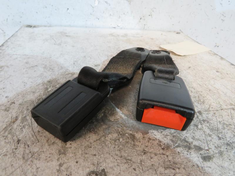 Attache ceinture arriere droit