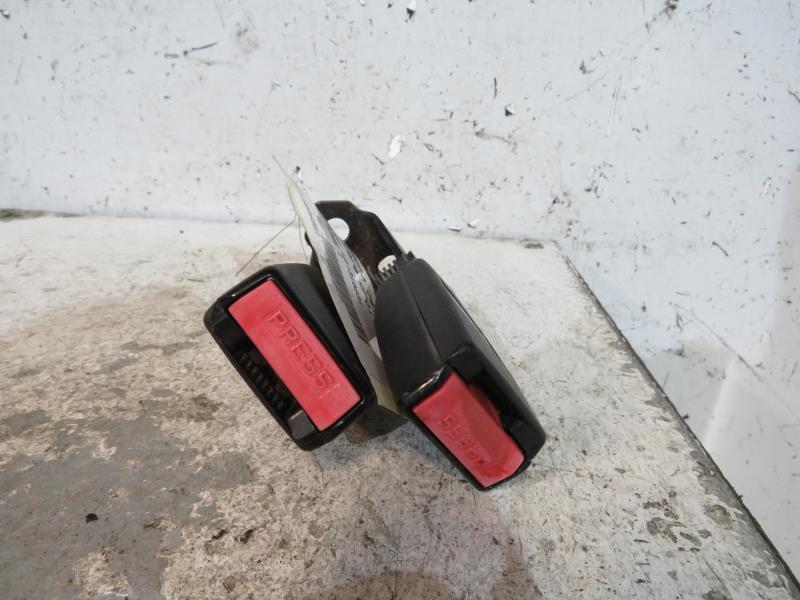 Attache ceinture arriere droit