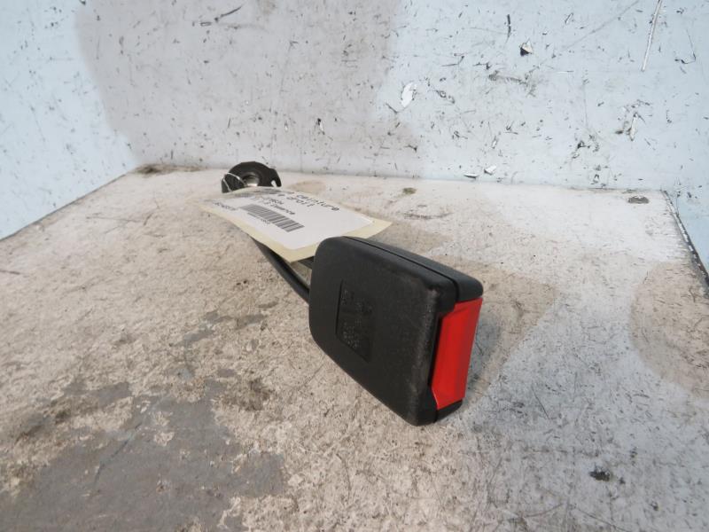 Attache ceinture arriere droit