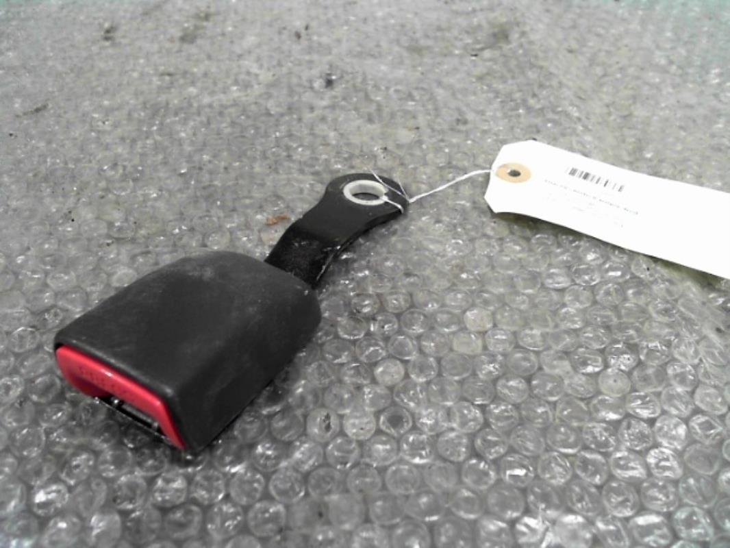Attache ceinture arriere droit