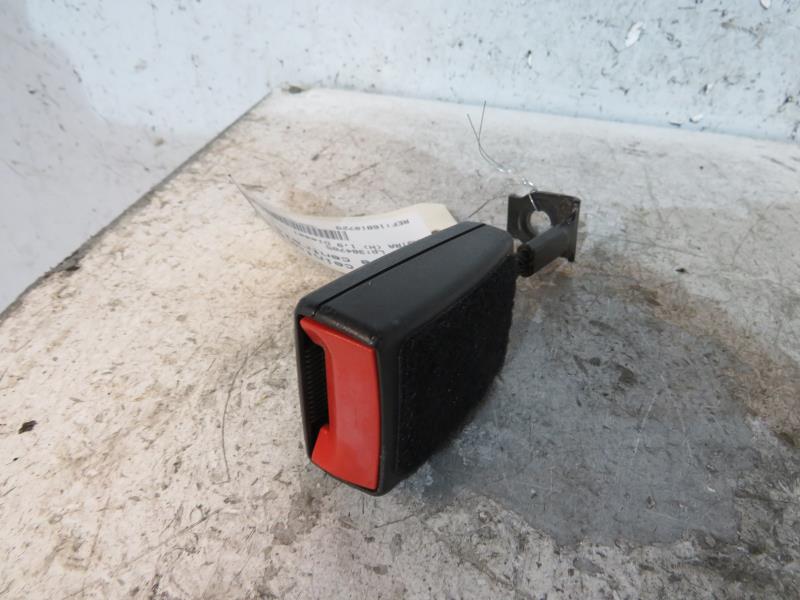 Attache ceinture arriere centrale