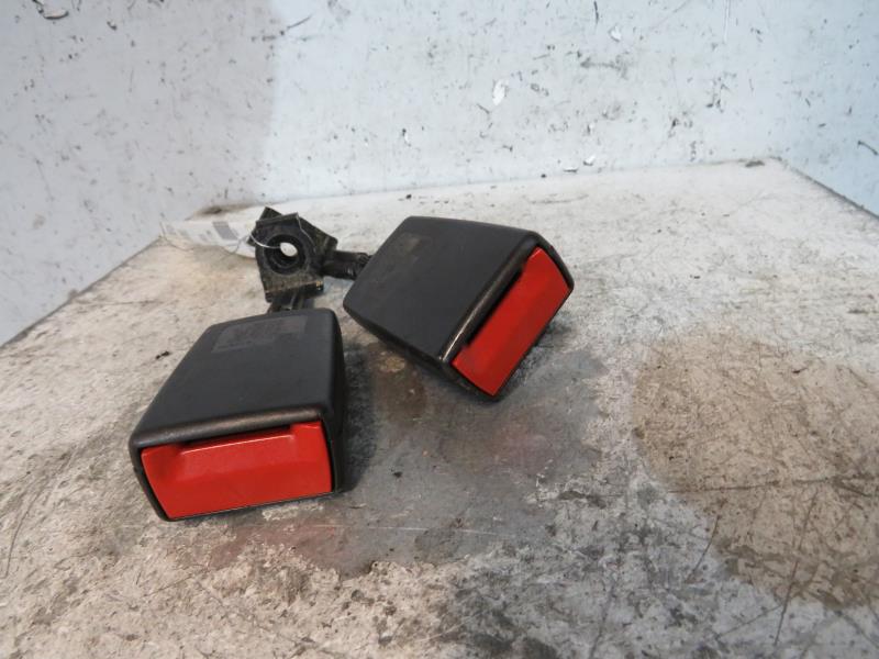 Attache ceinture arriere droit