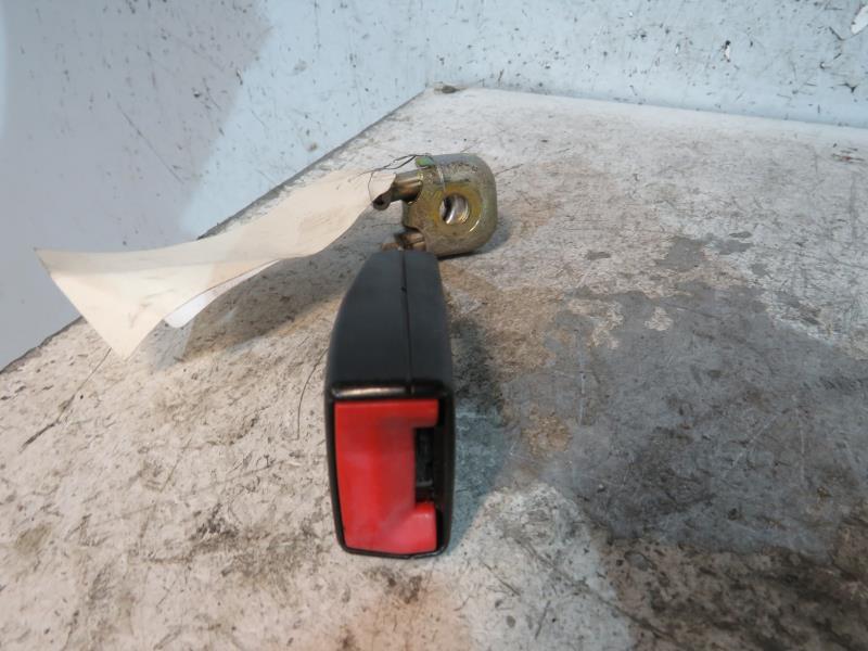 Attache ceinture arriere droit