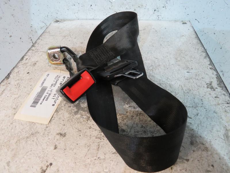 Attache ceinture arriere droit