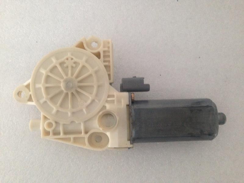 Moteur essuie glace avant gauche