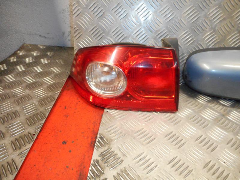 Luz trasera principal izquierda (luces)