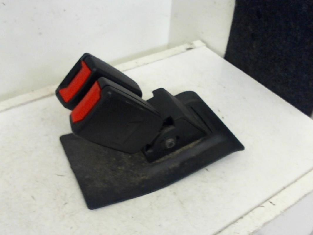 Attache ceinture arriere centrale