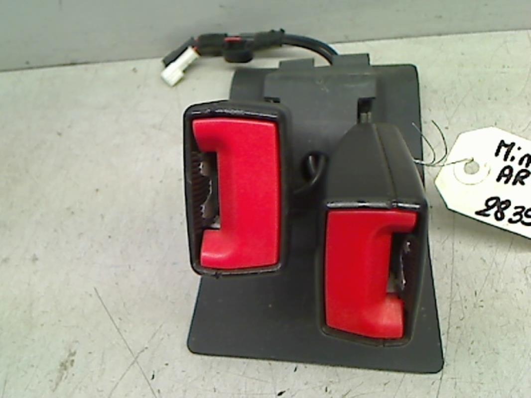 Attache ceinture arriere centrale