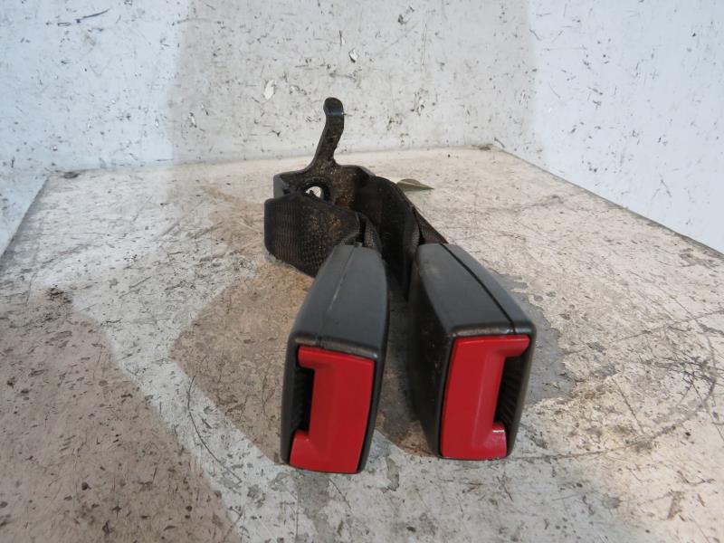 Attache ceinture arriere droit