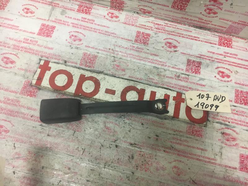 Attache ceinture avant droit