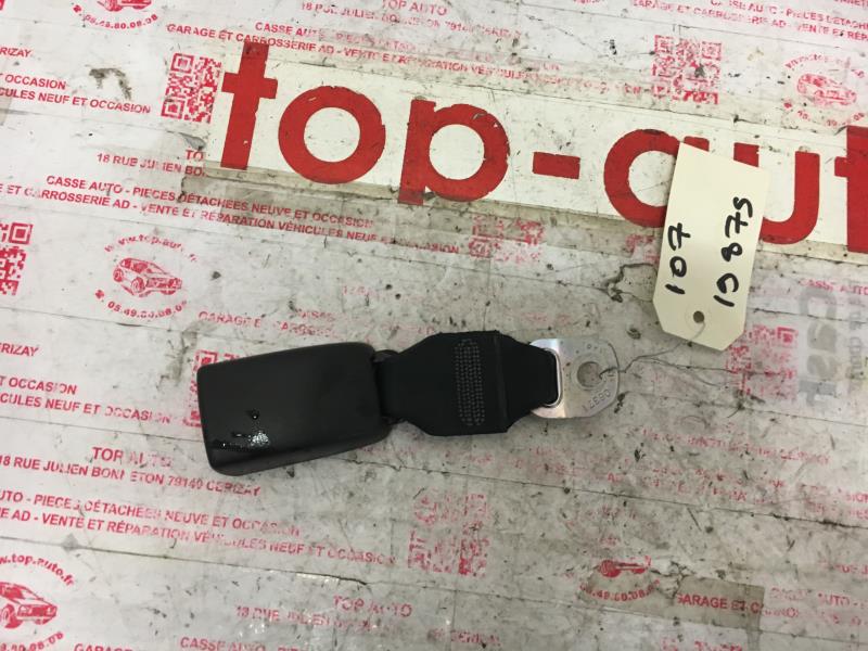 Attache ceinture arriere droit