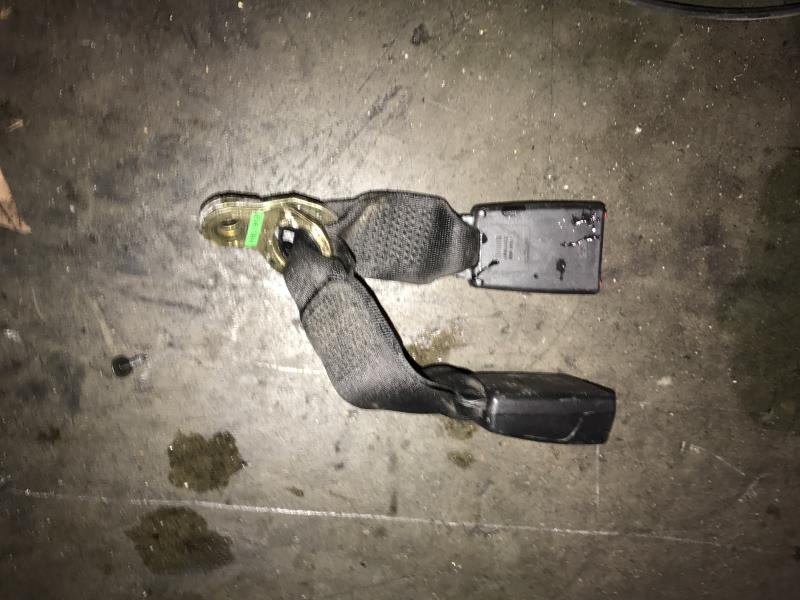 Attache ceinture arriere droit