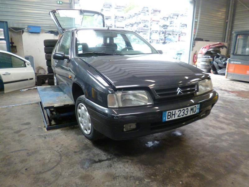 Poignee porte avant droit