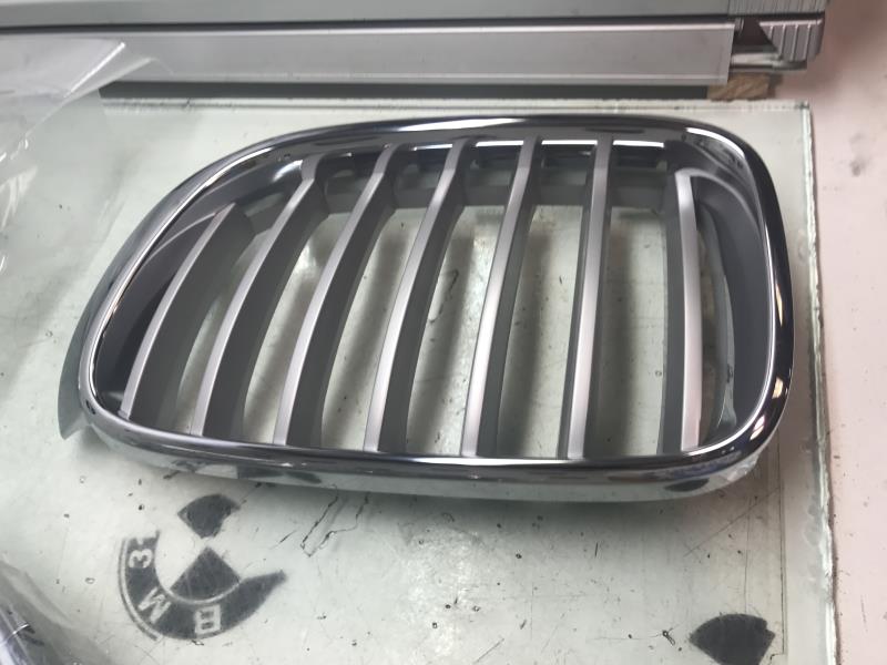 Grille de calandre gauche