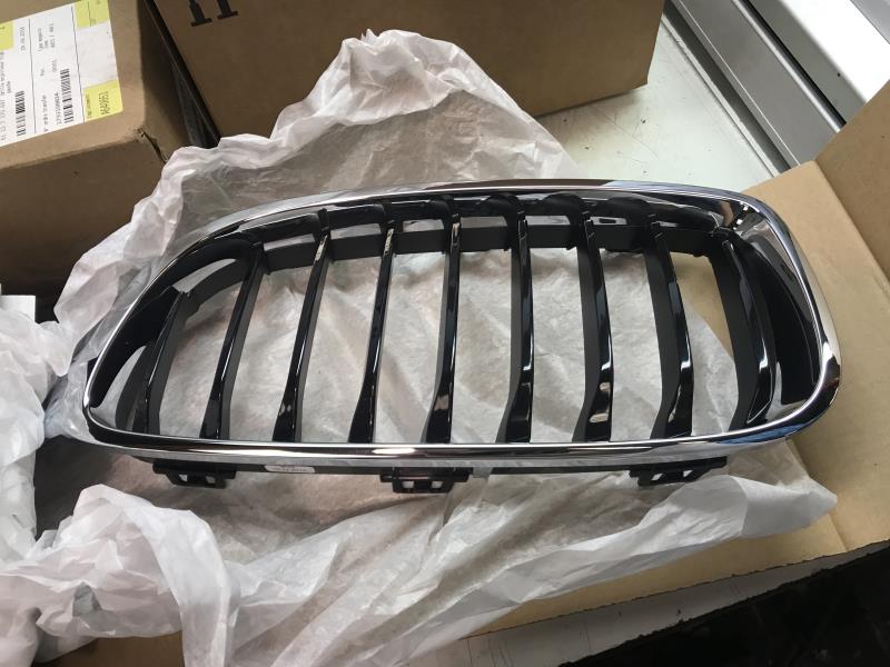 Grille de calandre gauche