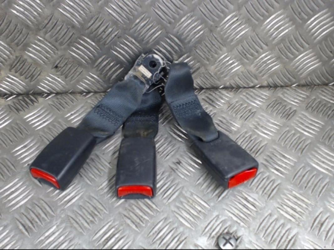 Attache ceinture arriere centrale
