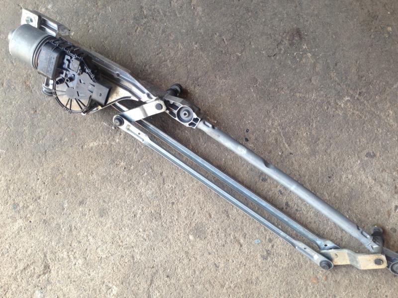 Moteur essuie glace avant