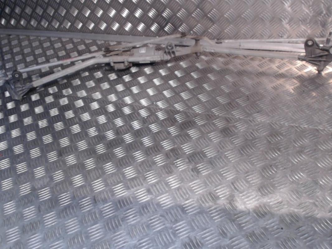 Motor de limpiaparabrisas delantero