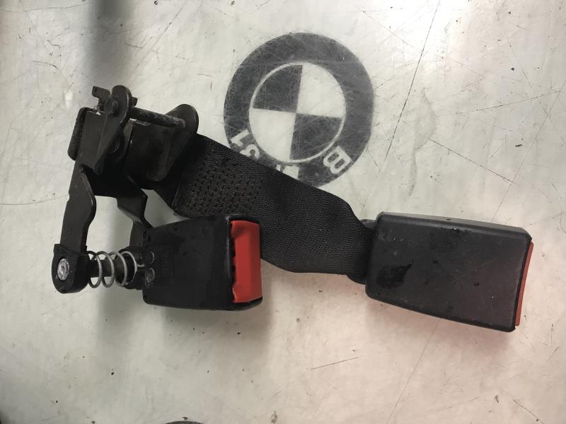 Attache ceinture arriere centrale