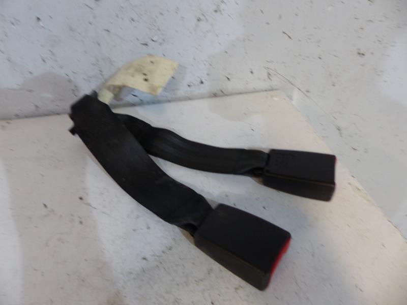 Attache ceinture arriere droit