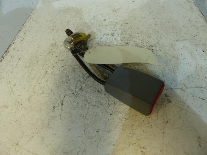 Attache ceinture arriere droit