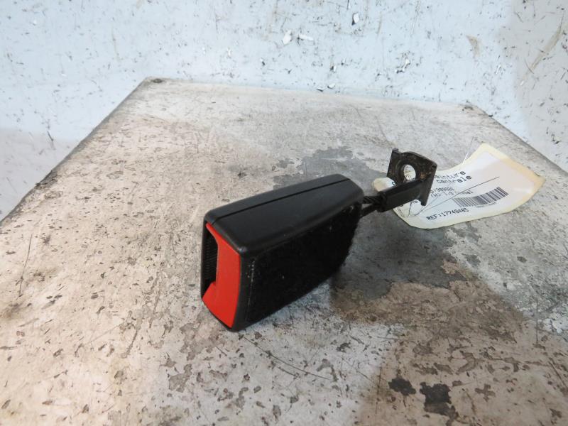 Attache ceinture arriere centrale
