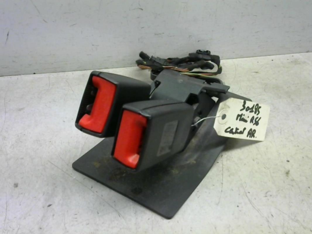 Attache ceinture arriere centrale