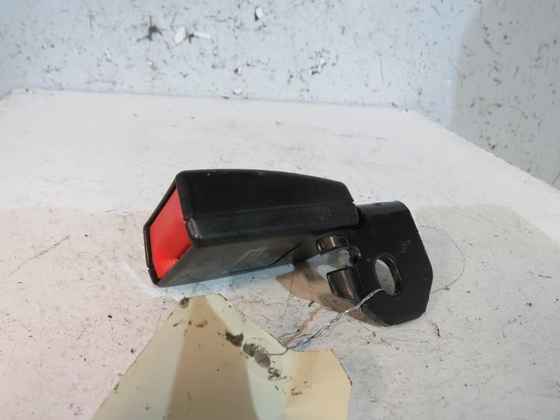 Attache ceinture arriere droit
