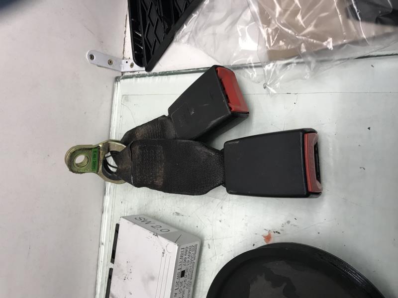 Attache ceinture arriere centrale