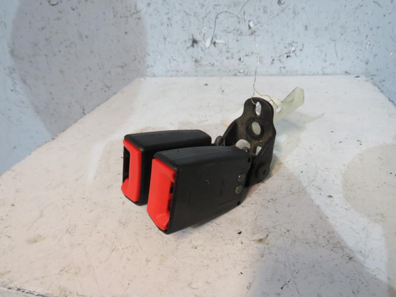 Attache ceinture arriere droit